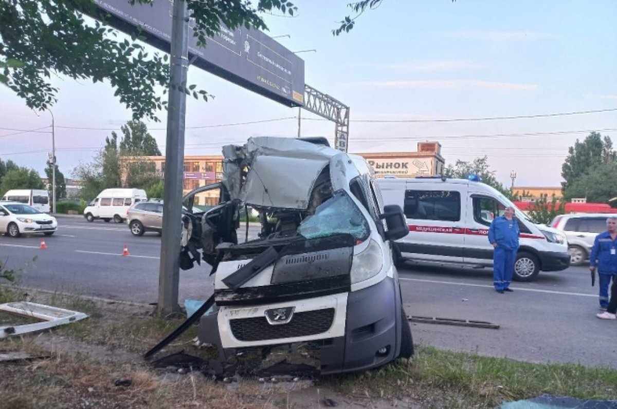    В Сети появилось видео допроса маршрутчика, въехавшего в столб в Волгограде