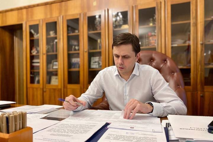  Андрей Евгеньевич Клычков — губернатор Орловской области, представляющий КПРФ.   Помимо опыта управления регионом, Андрей Евгеньевич обладает богатым бэкграундом в сфере политической юриспруденции.