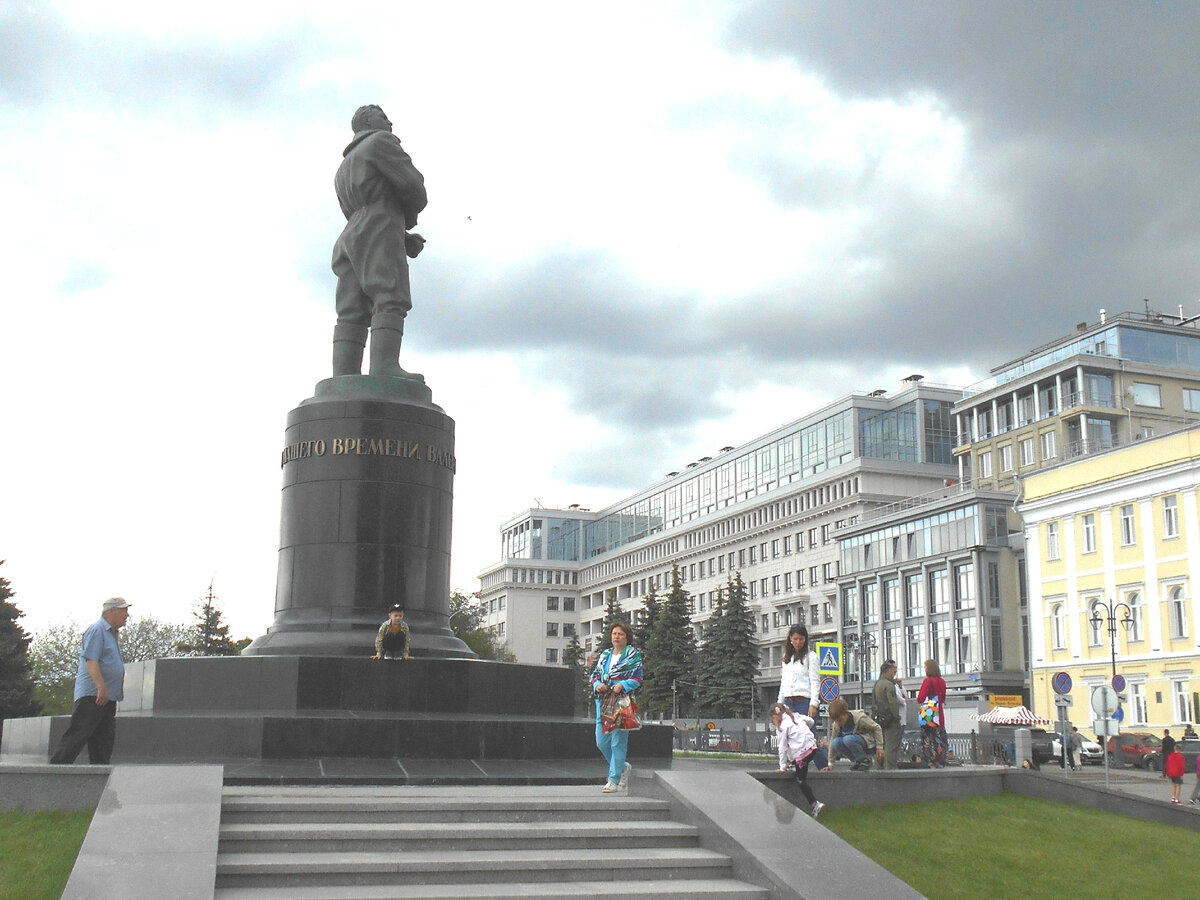 Памятник В.П.Чкалову с видом на Верхне-Волжскую набережную
