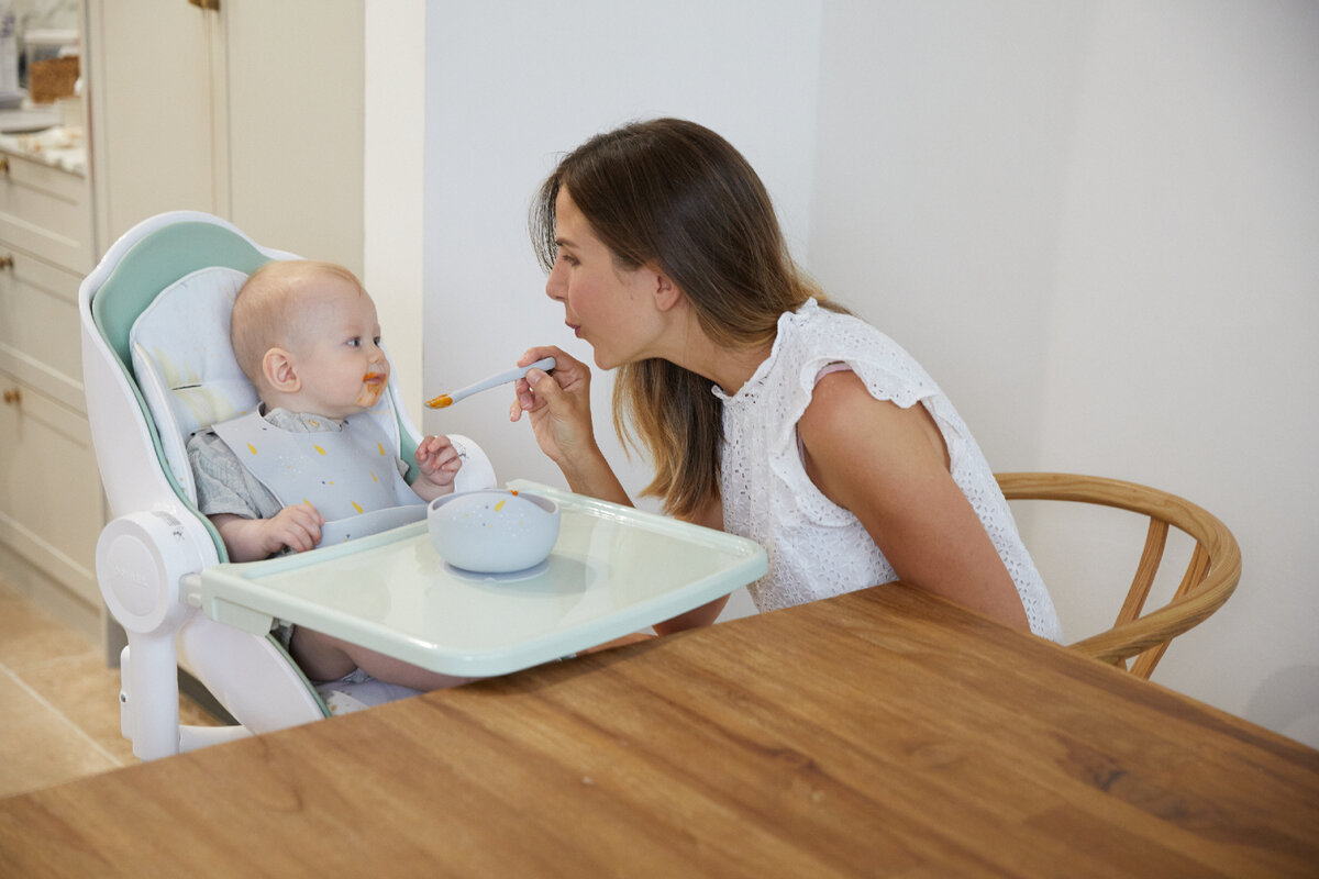 Стульчик и набор посуды для кормления Oribel. 