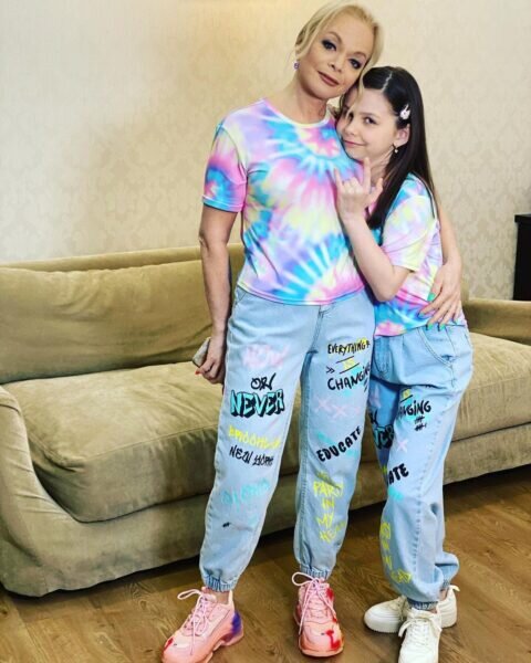    Лариса Долина внучка Саша, фото: graziamagazine.ru