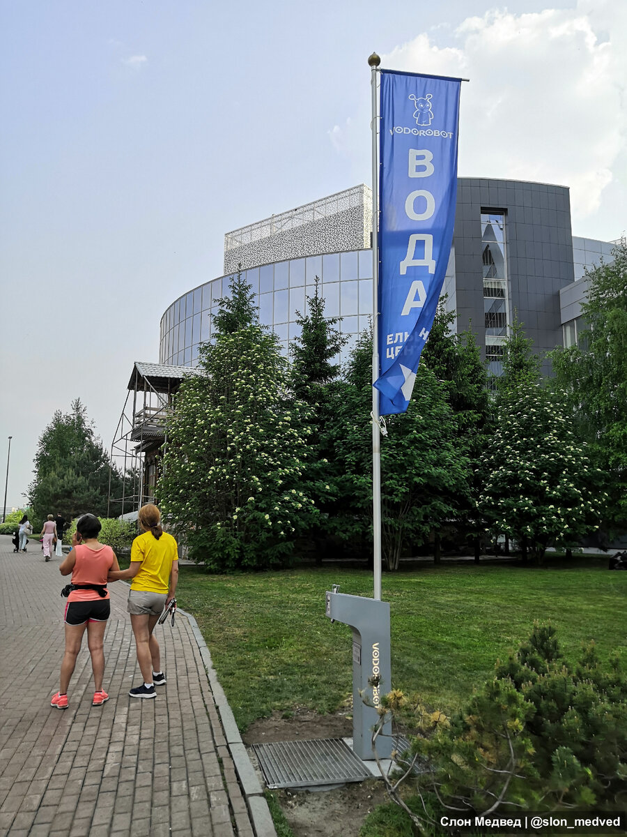 В галерее водокачка крупным планом