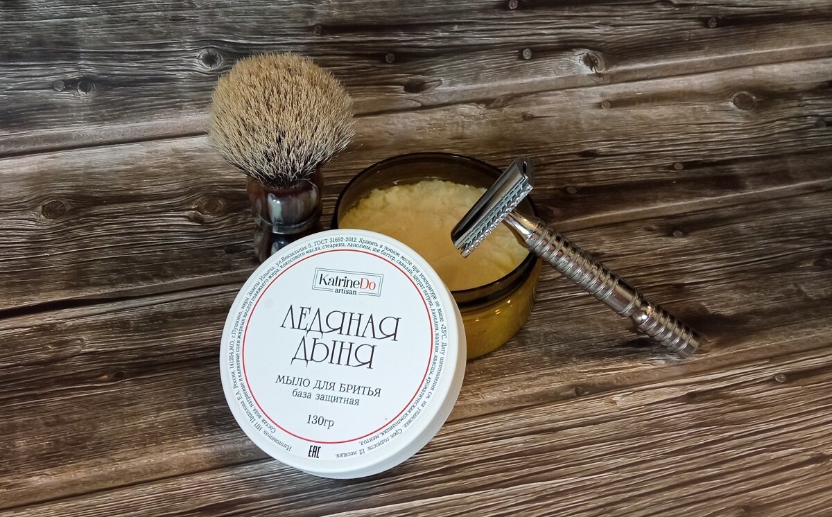 Т-образный станок, помазок (барсук) и мыло для бритья