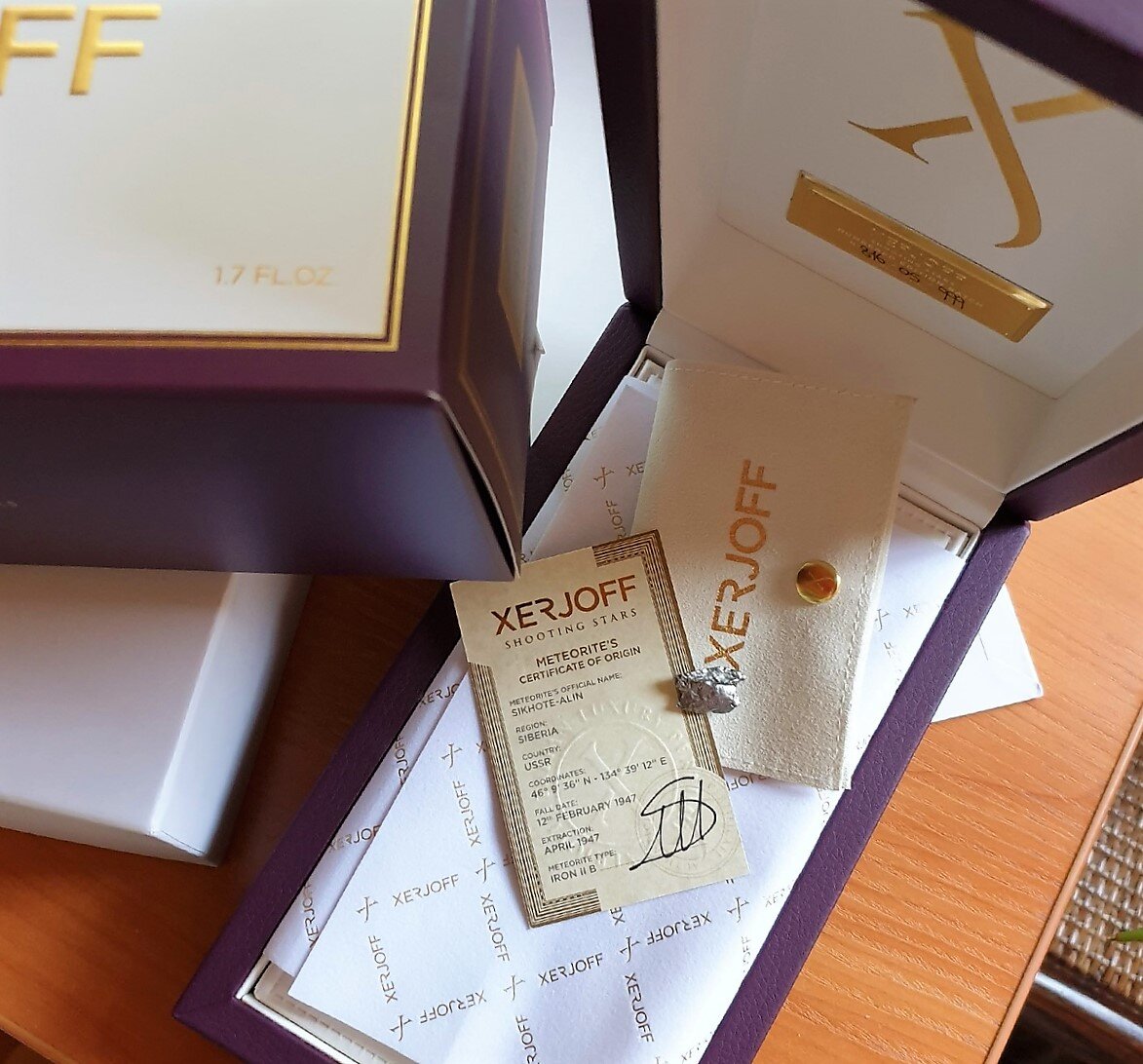 фото автора. Рядом с флаконом я нашла кошелёчек с кусочком метеорита и сертификатом к нему. 