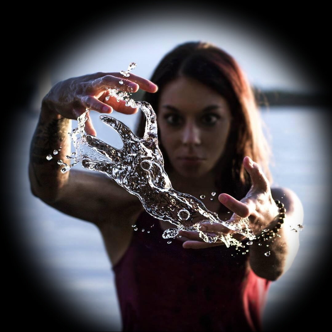 Дао — это то, что не имеет корней и стеблей, листьев и цветов. Оно — то, посредством чего вещи рождаются и совершенствуются