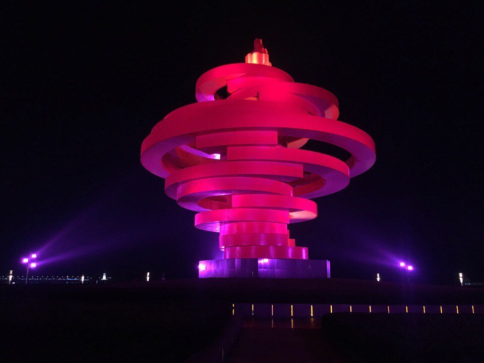 Главная достопримечательность города Циндао - May Fourth Square