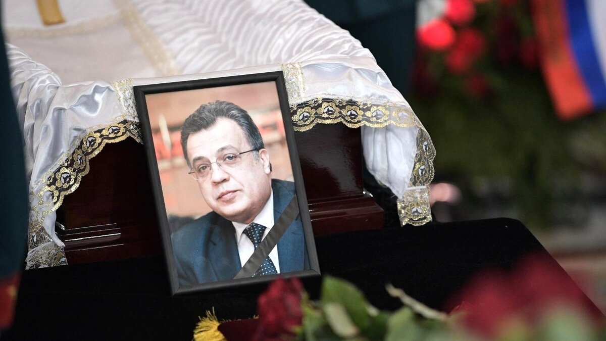     Один из организаторов убийства российского посла в Турции Андрея Карлова Темель Алсанджак обнаружен в США — он проживает на роскошной вилле за 1,2 млн долларов в Техасе и открыл подставные компании для помощи подельникам. Об этом сообщила турецкая газета Sabah, ссылаясь на собственные источники.