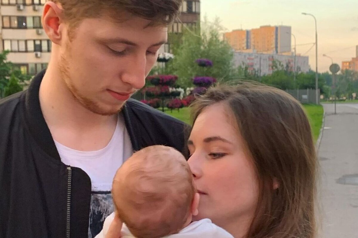     «Моей дочери три года»: Юлия Липницкая воссоединилась с мужем, приехавшим в отпуск