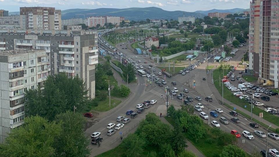     Вечером в пятницу, 30 июня, центр Красноярска встал в огромные пробки. Хуже всего на улицах, где есть перекрытия.