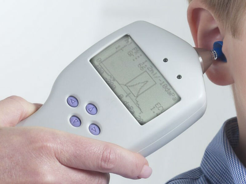 Тимпанометрия. На приборе видна кривая типа А - нормальный показатель подвижности барабанной перепонки. Источник - Яндекс. картинки