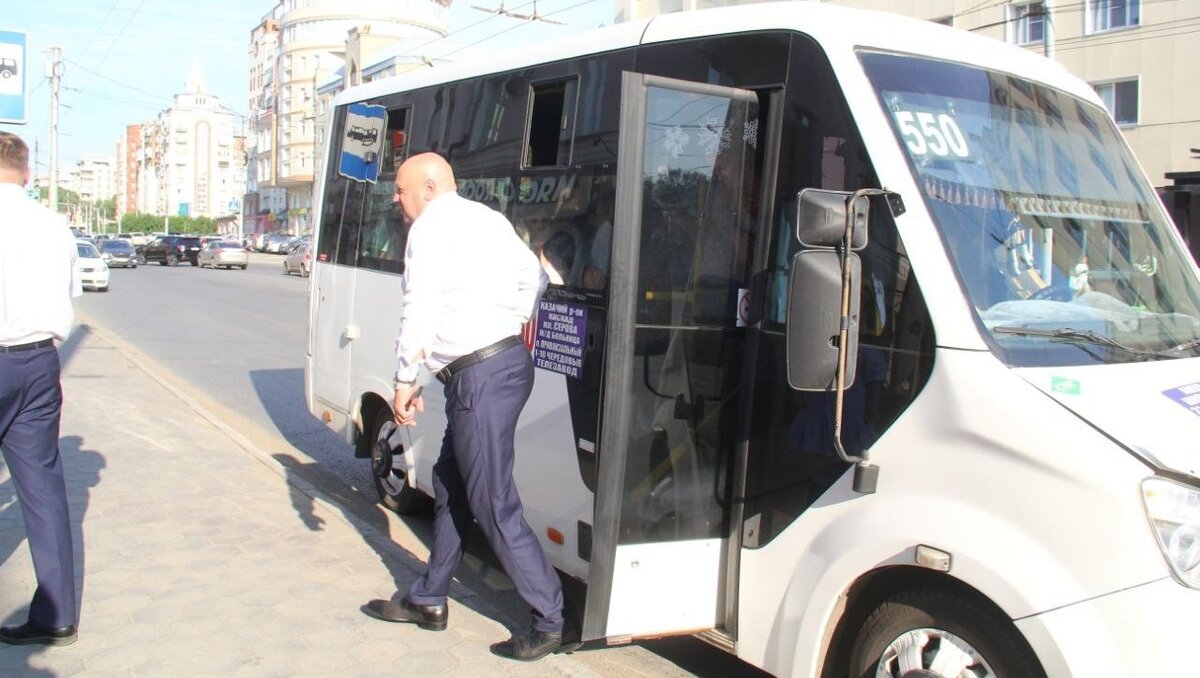     Он поговорил с пассажирами о проблемах общественного транспорта, а также с работниками автобуса.