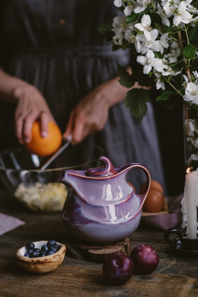 На фото серия "Туманный Лориэн" Мастерской дизайнерской посуды "VELES".Чайник Цветок Фригг 750 мл 