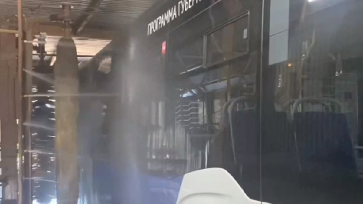     Департамент транспорта Красноярска показал, как автобусы «принимают душ» после работы.