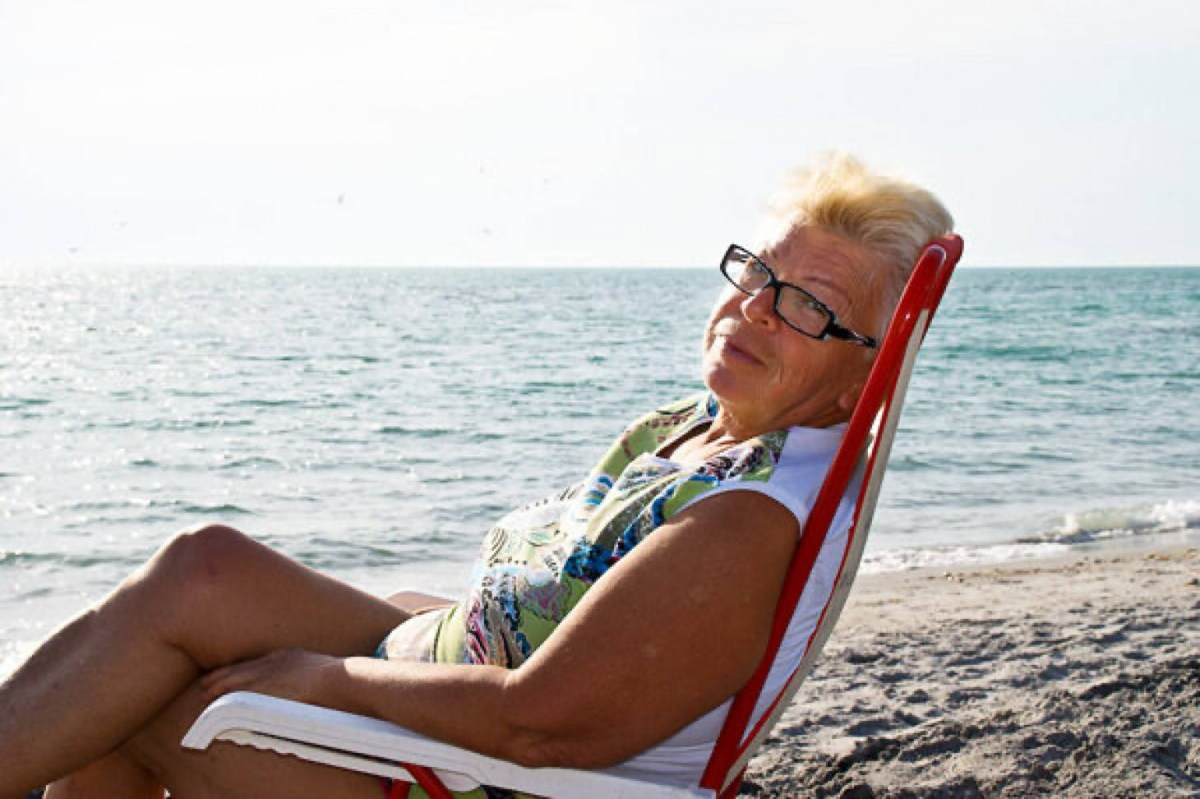 60 летняя тетка. Старушки на море. Бабушка на море. Пожилая женщина на море. Пенсионерки на пляже.