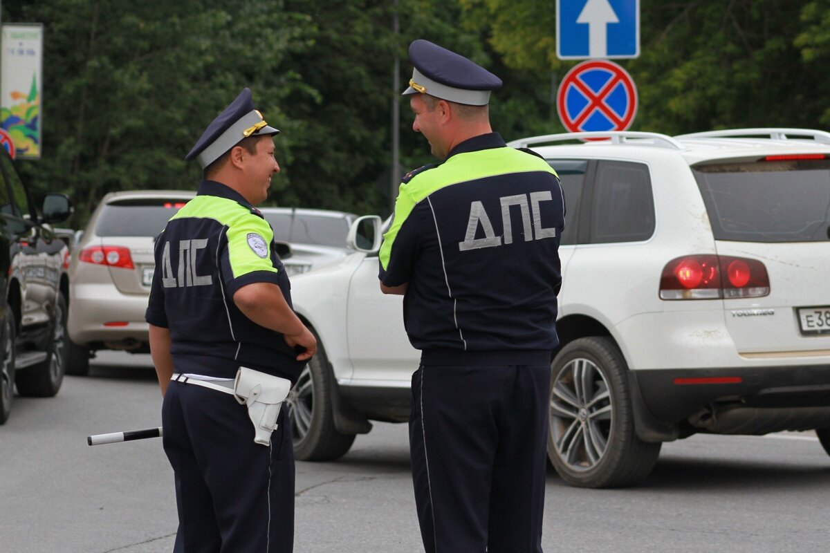 По новому закону ГИБДД имеет право проверять документы без причины - зато  теперь нельзя оскорблять водителей | Вечерняя Казань | Дзен