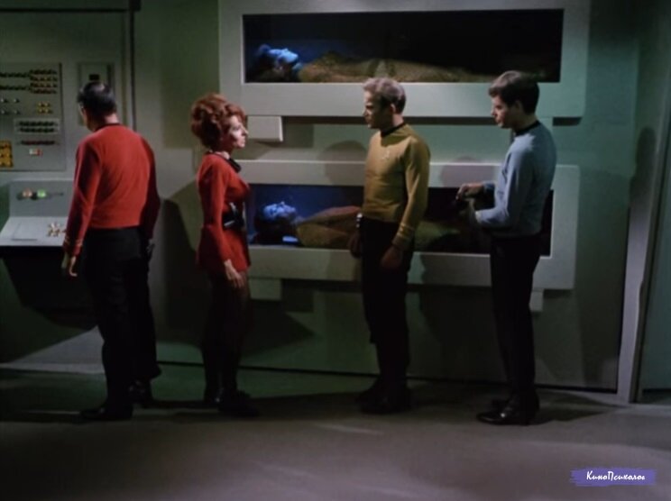 "Star trek", скриншот. Команда "Энтерпрайза" на "корабле спящих" конца 20 века.