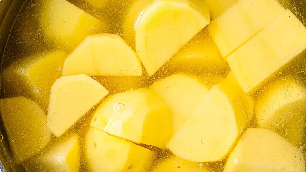 Читайте ниже несколько советов, как не испортить картофельное пюре