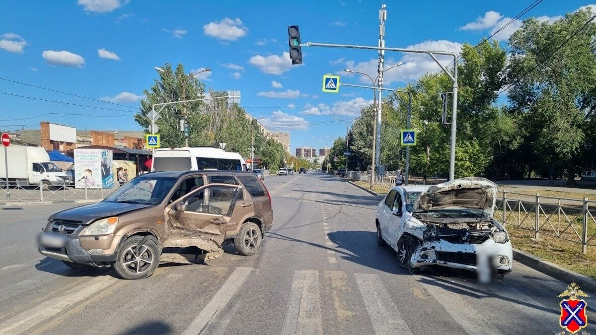     Камеры видеонаблюдения записали нелепое ДТП у выезда с территории рынка в Волжском Волгоградской области, роликом поделилось региональное ГУ МВД.