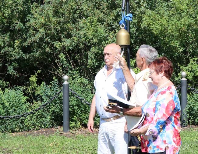 В память о павших моряках-кронштадтцах звучит рында (судовой колокол)…