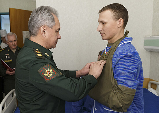 Министр обороны РФ С.К. Шойгу награждает звездой Героя России командира танковой роты 126 отдельной бригады береговой обороны старшего лейтенанта Антона Старостина