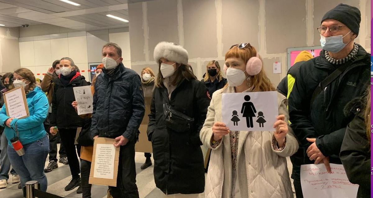 Пиктограмма означает, что женщина готова принять мать с двумя детьми. Фото из личного архива автора