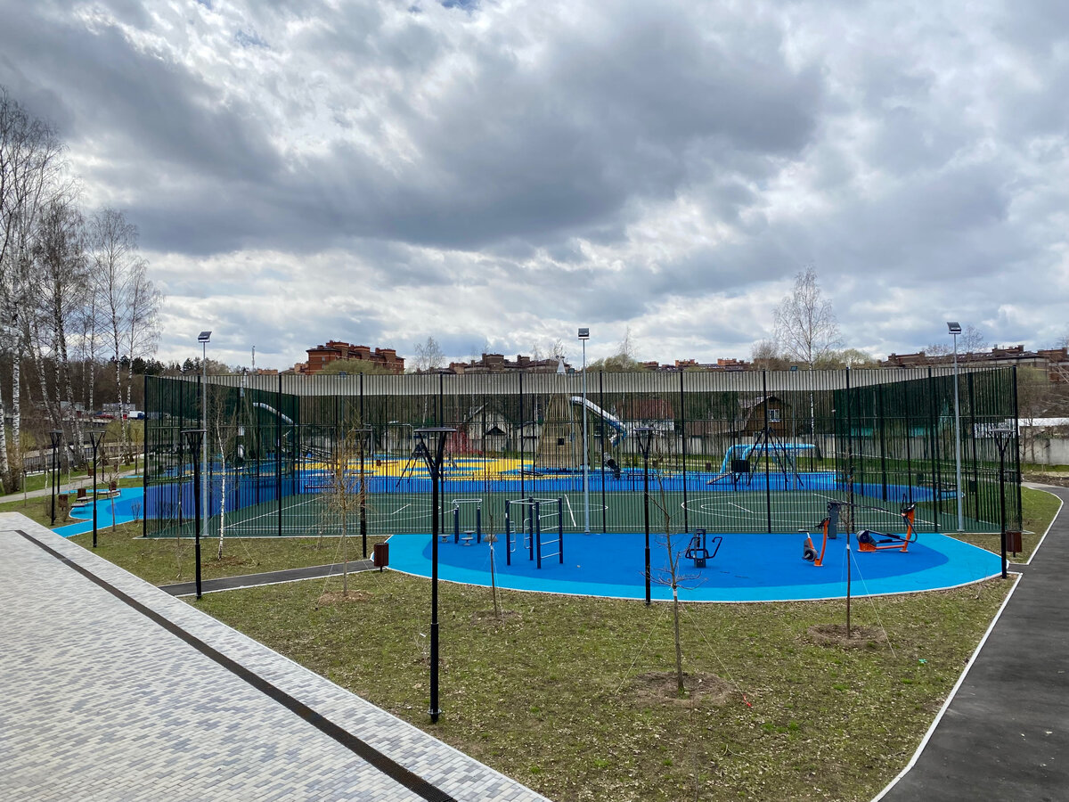 Вот футбольное поле и площадка с тренажерами. 