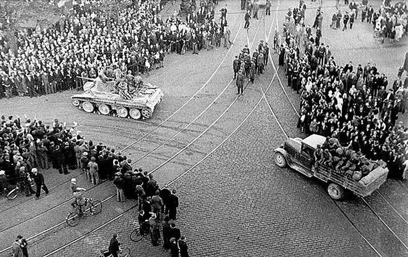 Советские войска входят в Ригу. 1940.
