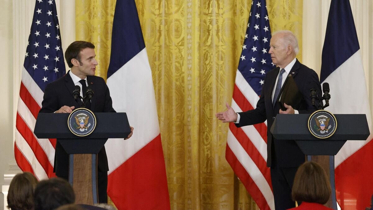   Президент Франции Эммануэль Макрон и президент США Джо Байден во время совместной пресс-конференции в Восточном зале Белого дома в Вашингтоне© AFP 2022 / Ludovic Marin