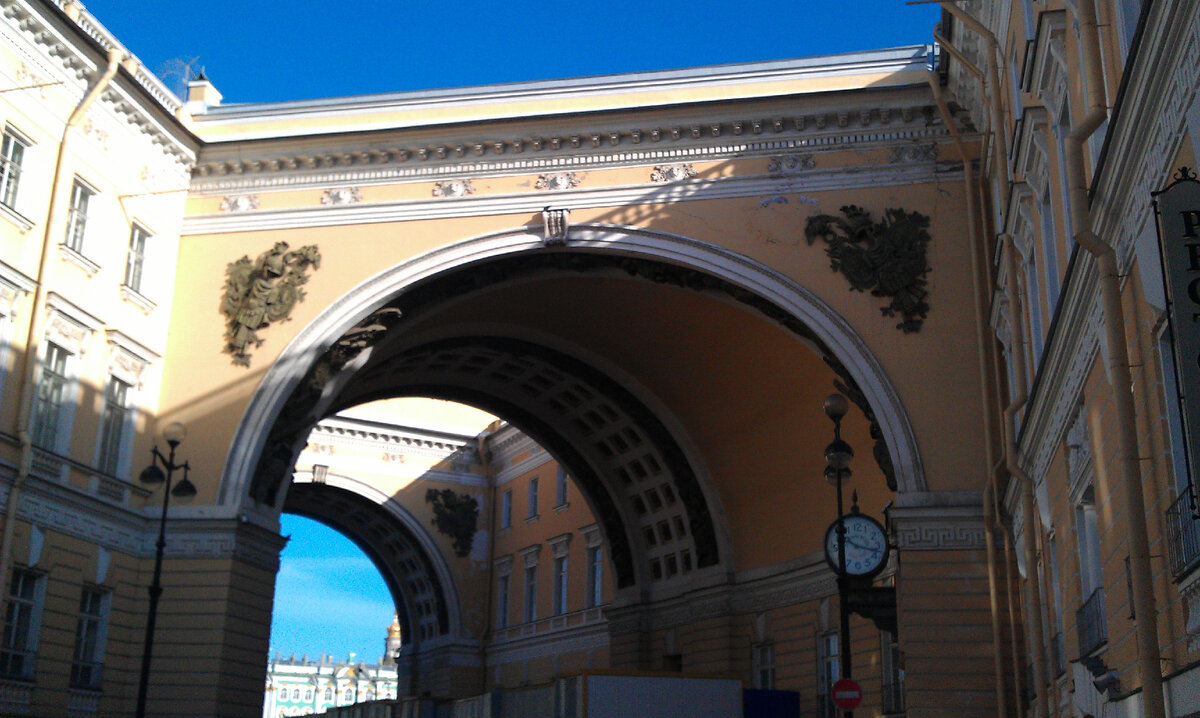 Триумфальная арка со стороны Большой Морской улицы.