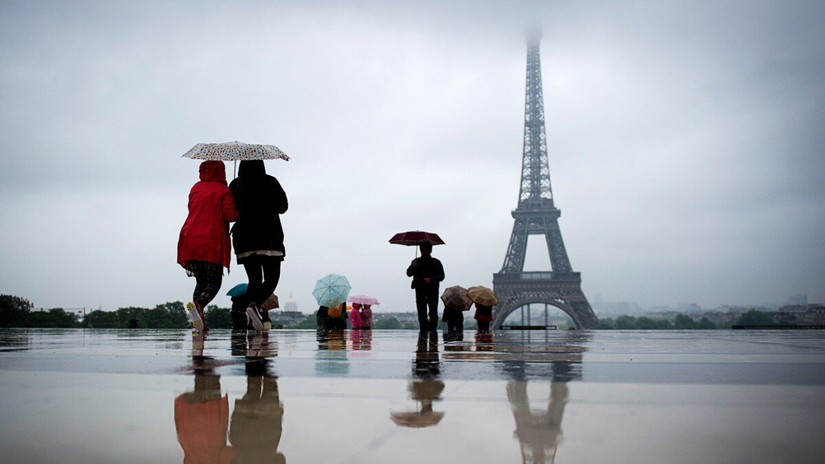 Paris sous. Парижский синдром. Туристы во Франции. Дождь в Париже (). Париж городская жизнь.