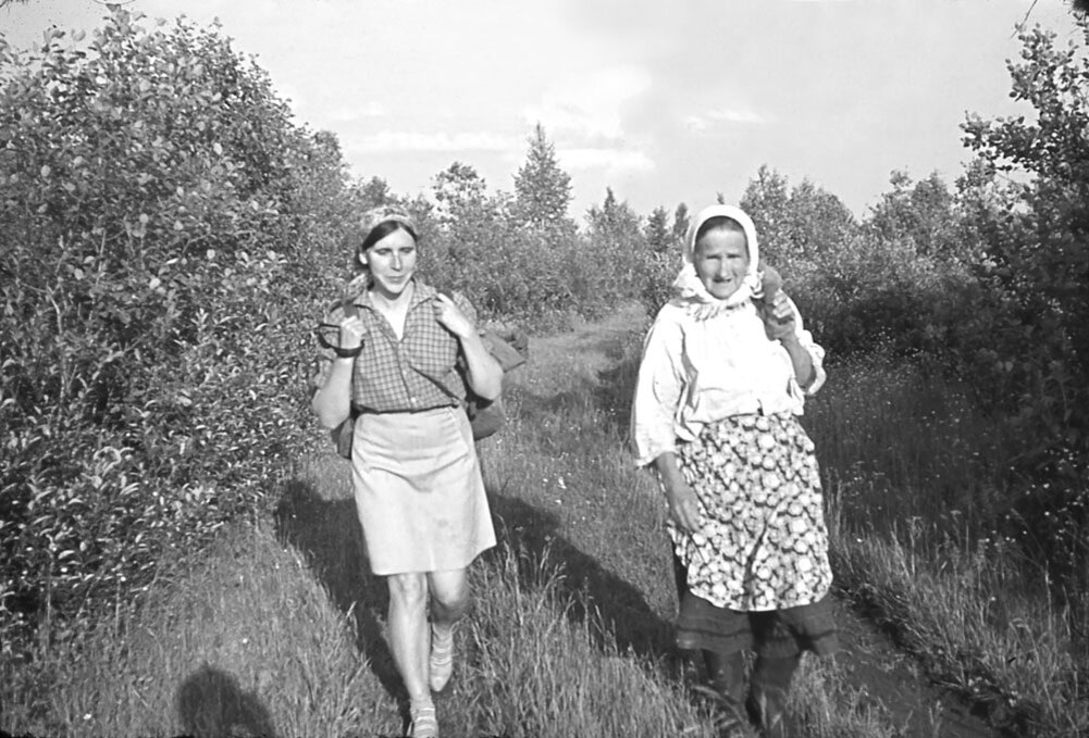 Л.М. Евсеева и местная жительница А.И. Бутина. Кенозерье. 1968 год (архив Л.М. Евсеевой)