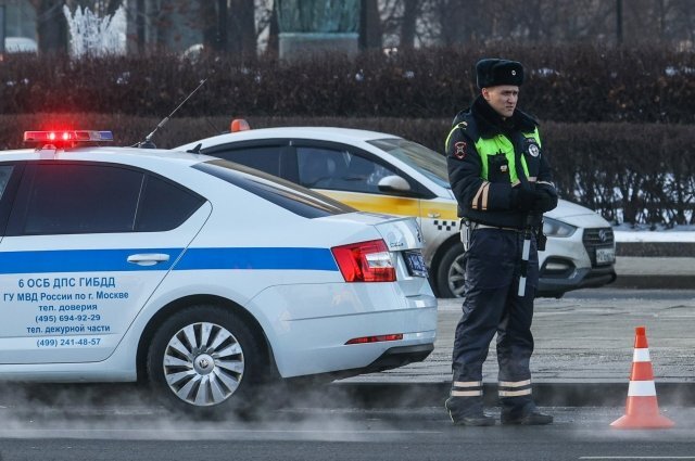    Зачем инспекторы просят дунуть в ладошку и показать язык?