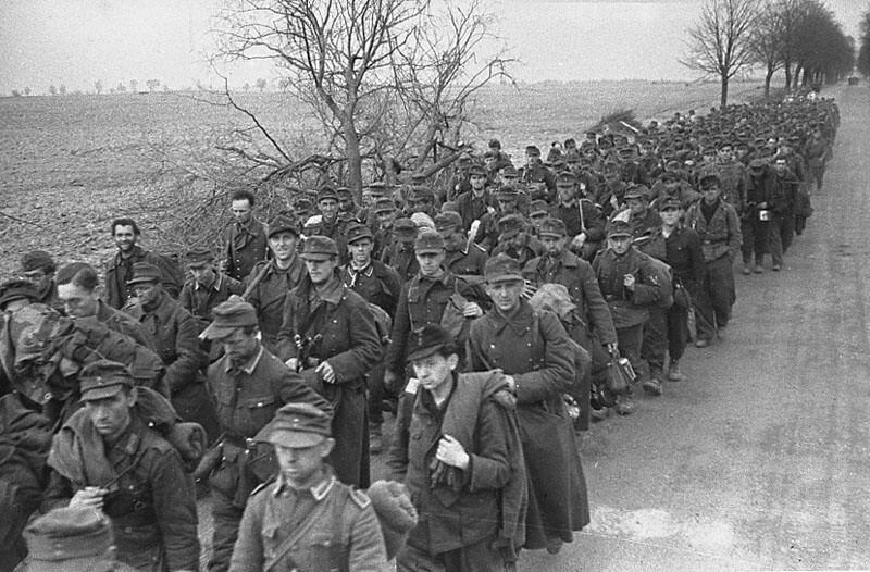 Взял в плен немцев. Пленные немцы в ВОВ 1941-1945. Советские военнопленные 1944.