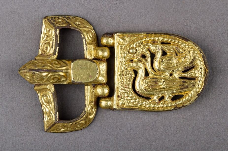 Пряжка. Бронза, серебро, золото. Архонский катакомбный могильник, VII–VIII веков. ©Фонды Института истории и археологии Республики Северная Осетия — Алания © Государственный Эрмитаж