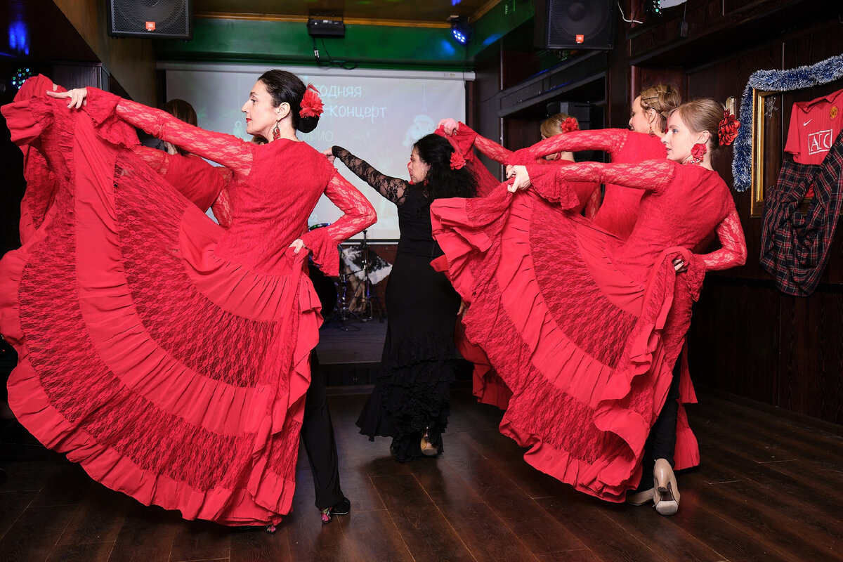 Старшая группа школы фламенко “Alma Gitana” вместе со своей наставницей Еленой Мореной (в центре в чёрном) исполняют танец “Zorongo”. Предновогодняя вечеринка-концерт Института развития информационного общества и школы “Alma Gitana” в ирландском пабе “O'Connell's” на Покровке, 28 декабря 2022 г.