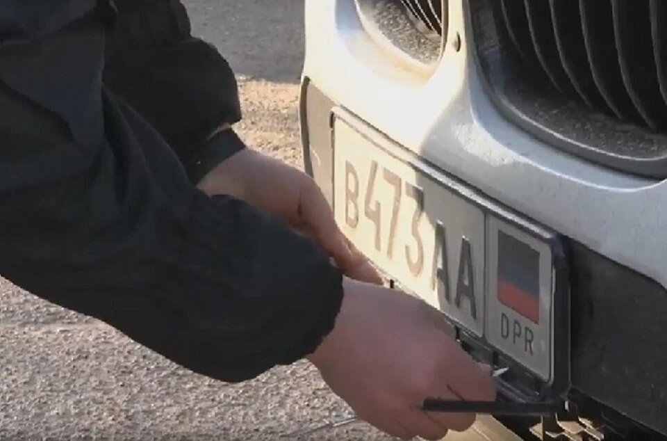     В Республике наладился процесс замены водительских прав и автомобильных номеров на российские. Фото: МВД ДНР