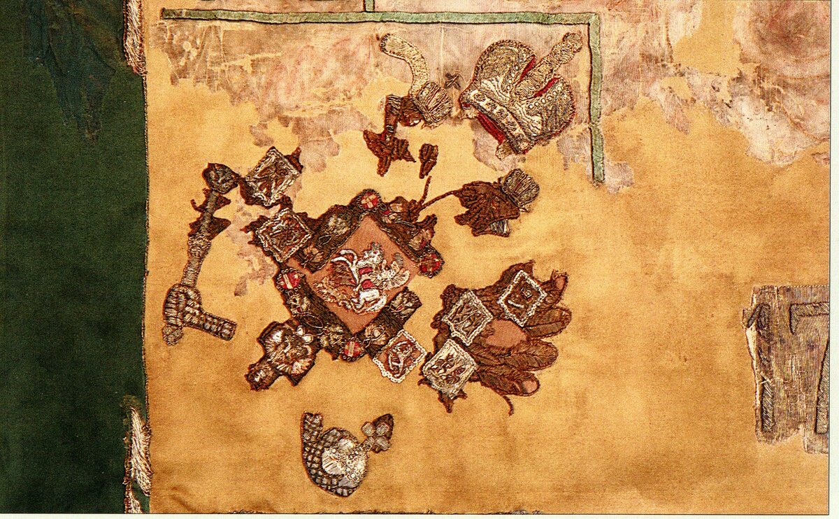 Знамя 112-го пехотного Уральского полка образца 1883 г. Конец 1890-х гг. Материал: репс, нить позолоченная, нить шелковая, фольга, нить металлическая. Техника: вышивка, живопись. Размеры: 112,0 см х 130,0 см (полотнище).