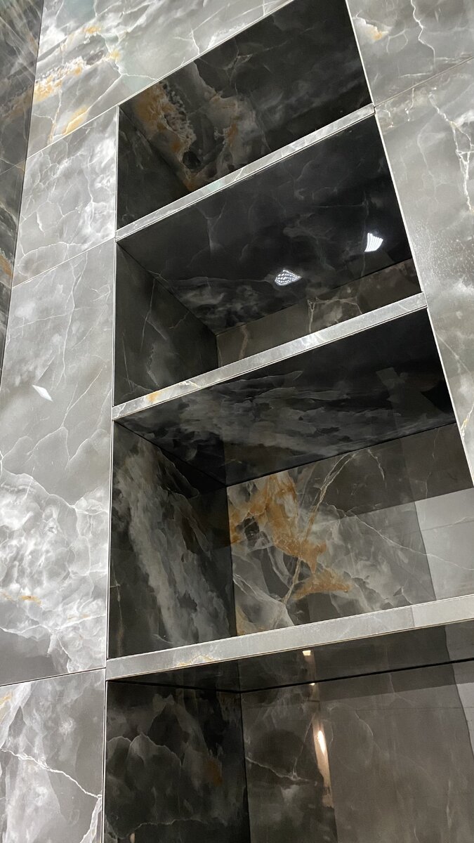 Полочки из того же керамогранита что и стена