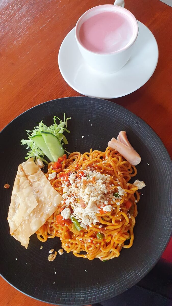 Местная кухня достаточно вкусная. В меру острая. Но основные местные блюда - это рис и макароны.