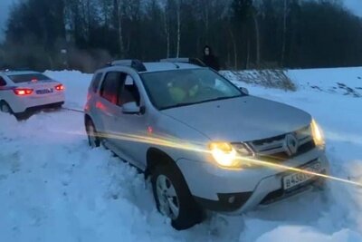    Застрявший в снегу внедорожник © Пресс-служба Управления Госавтоинспекции по Московской области