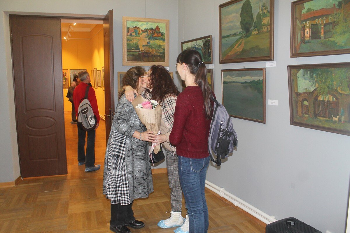 Анну в нашем городе ждали. Друзья, студенты и преподаватели колледжа культуры поздравляли её с открытием выставки.