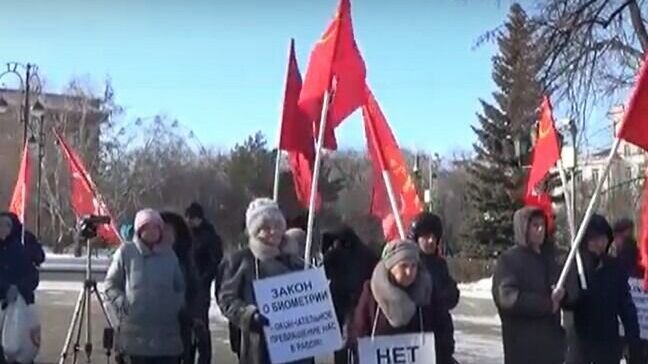     Десятки тюменцев, сторонников сторонники Левого Фронта, РКРП, КПРФ и других организаций, приняли участие в собрании за отмену закона о биометрии. Акция протеста состоялась накануне в областной столице на площади правительства региона.