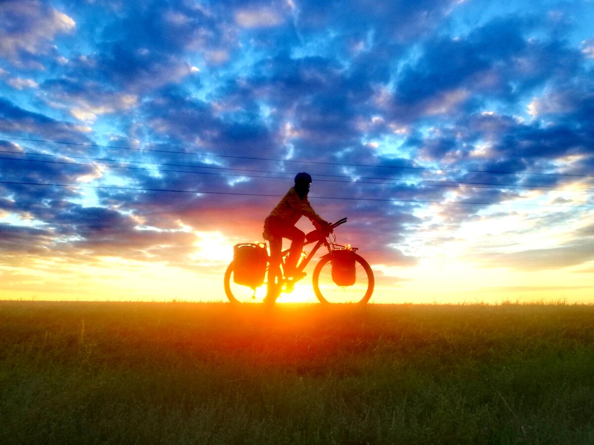 Время 06:30 Пока мы просыпаемся, а кто-то уже педалит... Когда готовил завтрак услышал звук трещетки и выскочил на дорогу:                                                                                                >Кто, от куда?                                                                                                                                    <Николай, туда куда и Вы!                                                                                                               >Да пребудет с Тобой ТЮ!                                                                                                                  <ТЮ с Вами!                                                                                                                                  Оказывается мы все ночевали рядом и недалеко друг от друга. 