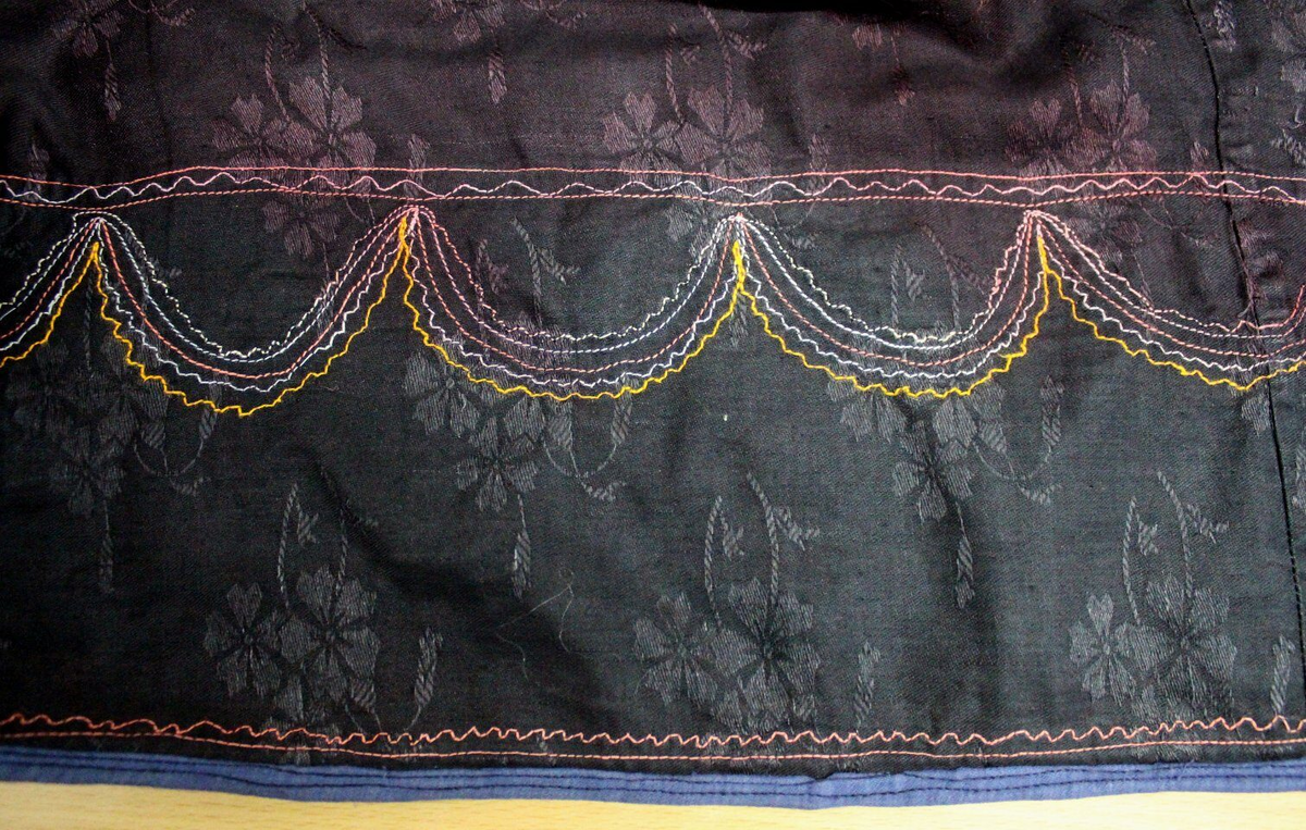 Отделочная строчка на семейском сарафане. Автор фото Варанкина Е.В. 10.11.2022