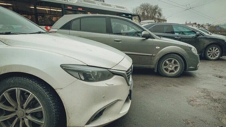     Неизвестные в Ростове украли с десятка машин зеркала, сумма ущерба от действий воров составила 250 тысяч рублей, сообщили в полиции.