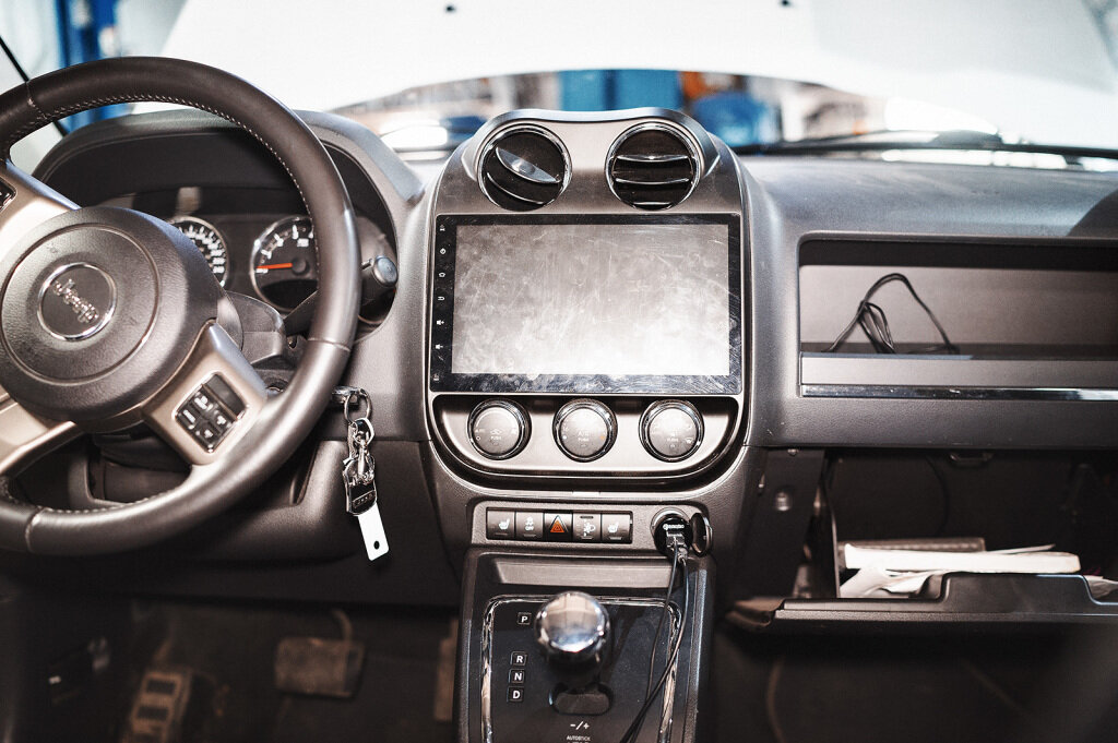 Достойая замена штатной магнитоле Джип Компас