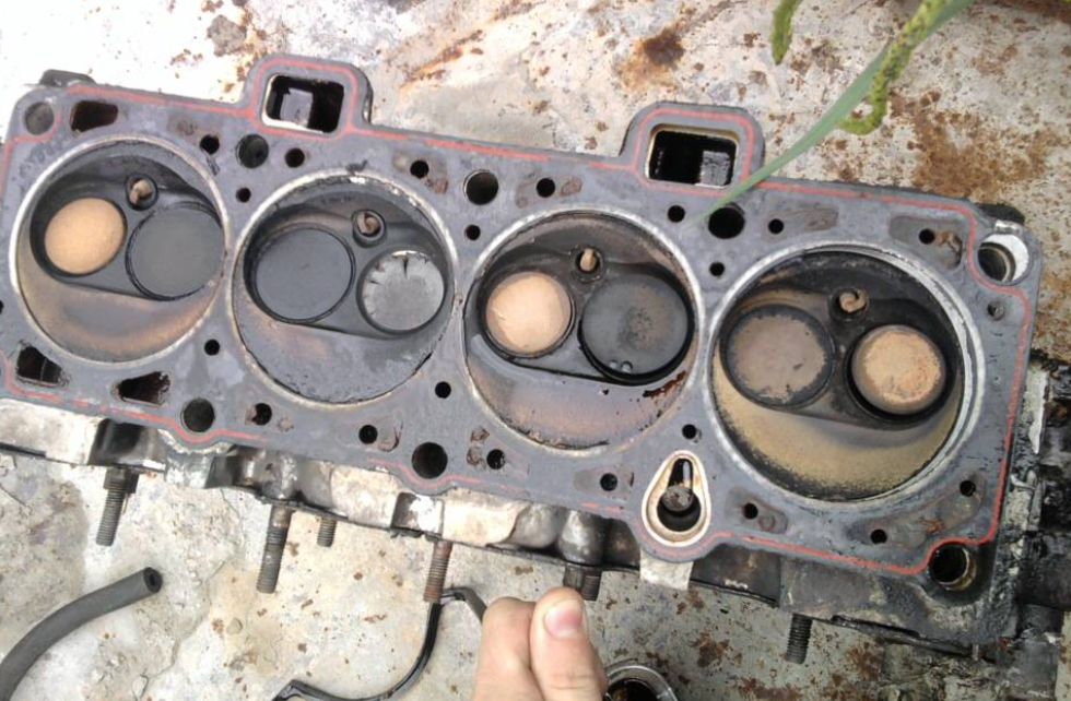 Клапана ваз 2115. Прогорел клапан ваз 2114. Прогорел клапан акцент. Прогар клапана ваз 2114 8 клапанов. Прогоревший клапан ваз 2105.