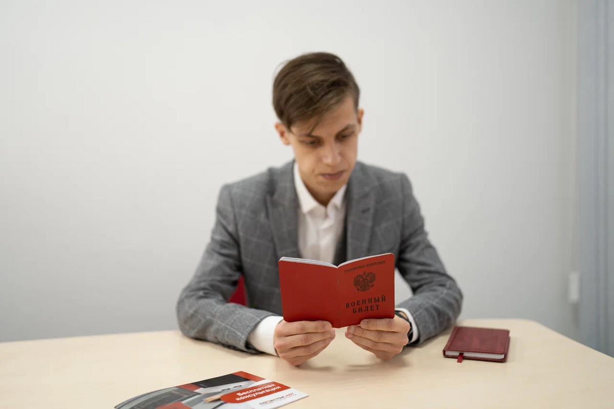 Получение военного билета с освобождением от службы — главное, ради чего многие молодые люди обращаются к юристам. И семейные обстоятельства также играют здесь свою роль. 