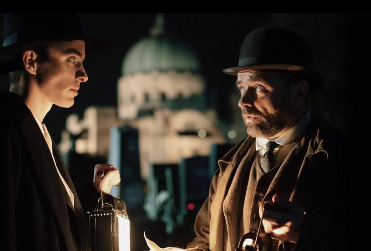 Часть съёмок точно происходила в Вене. Картинка этого сериала впечатляющая. Фото с сайта kinomania.ru.