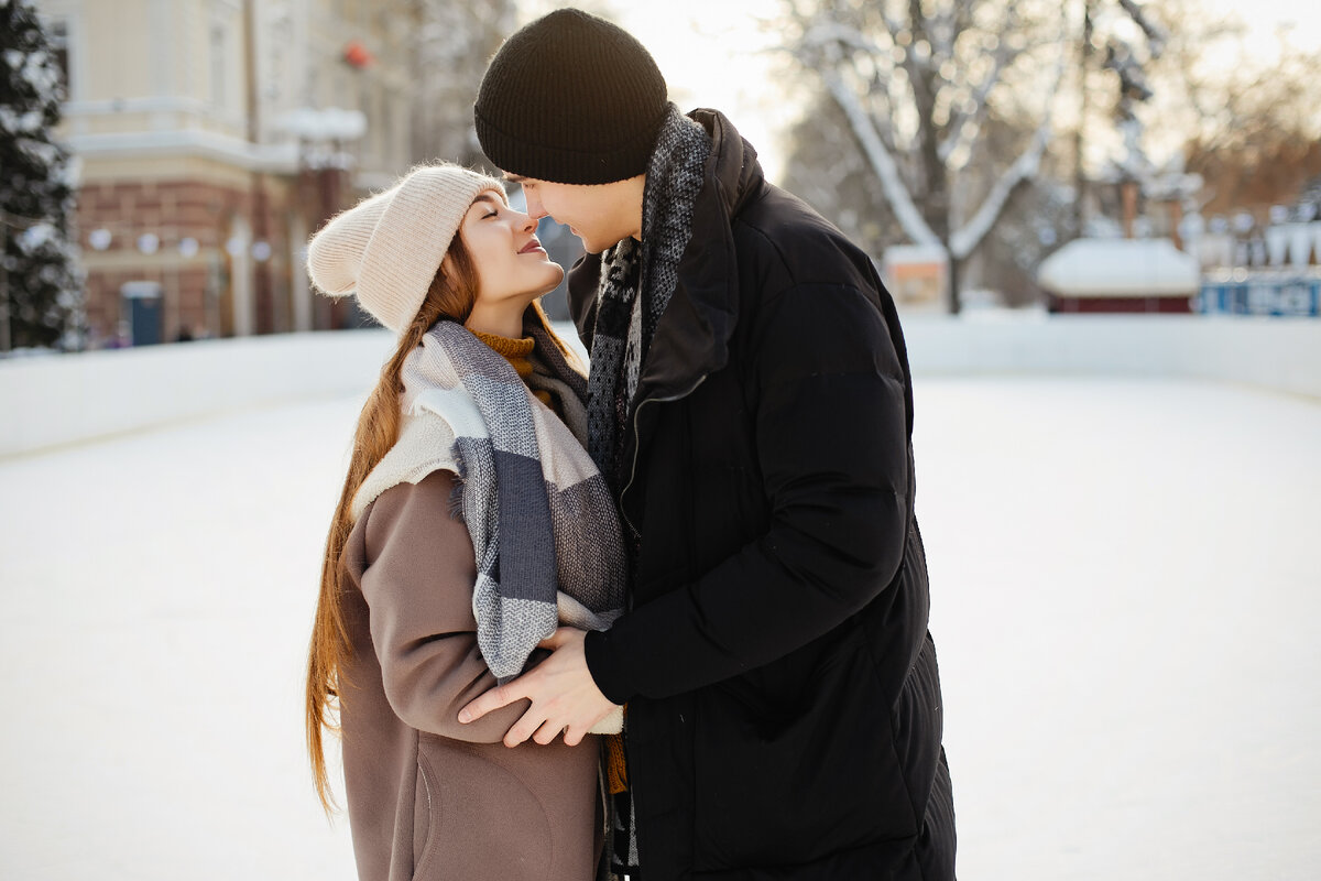 <a href="https://ru.freepik.com/free-photo/cute-couple-in-a-ice-arena_4050206.htm#query=%D0%BA%D0%B0%D1%82%D0%BE%D0%BA&position=9&from_view=search&track=sph">Изображение от prostooleh</a> на Freepik